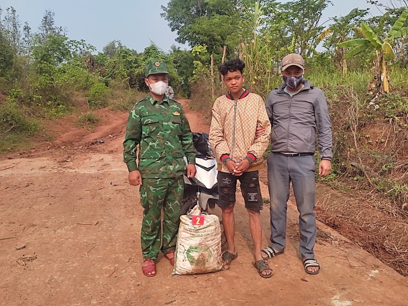 Bat doi tuong van chuyen gan 4 yen thuoc no di tieu thu