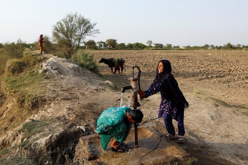 Canh nguoi dan Pakistan vat lon voi cai nong “thieu dot” 52 do C-Hinh-19