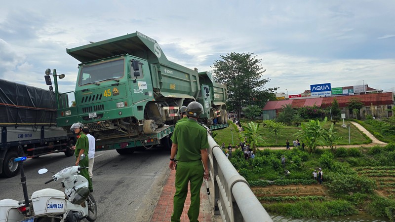 Tai nan khien xe dau keo dut doi, lam “xiec” tren thanh cau-Hinh-4