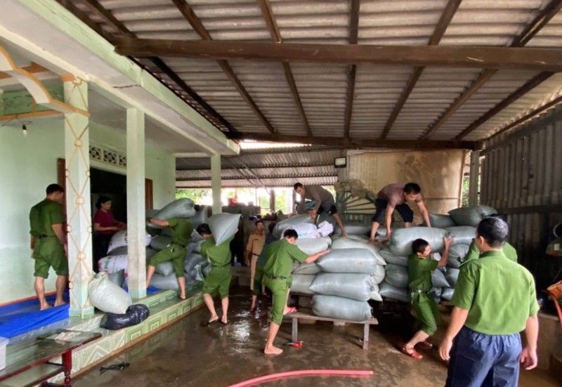 Quang Tri: Nuoc lu rut den dau don dep, ve sinh den do-Hinh-2