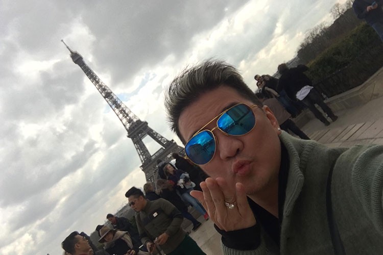 Dam Vinh Hung hai huoc cam co trang diem son thap Eiffel-Hinh-6