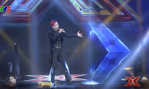 Vu cong di giay cao got nao loan san khau The X Factor-Hinh-2