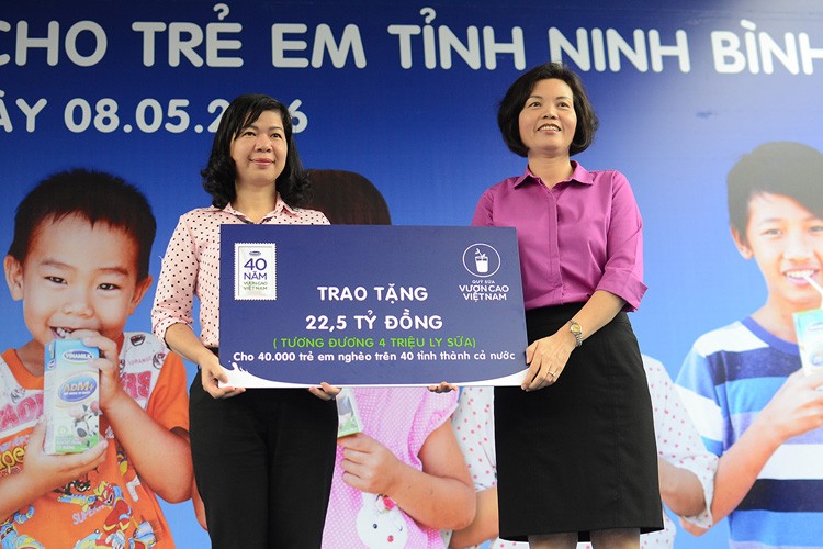 Vinamilk tang sua cho 40.000 tre em ngheo tai 40 tinh