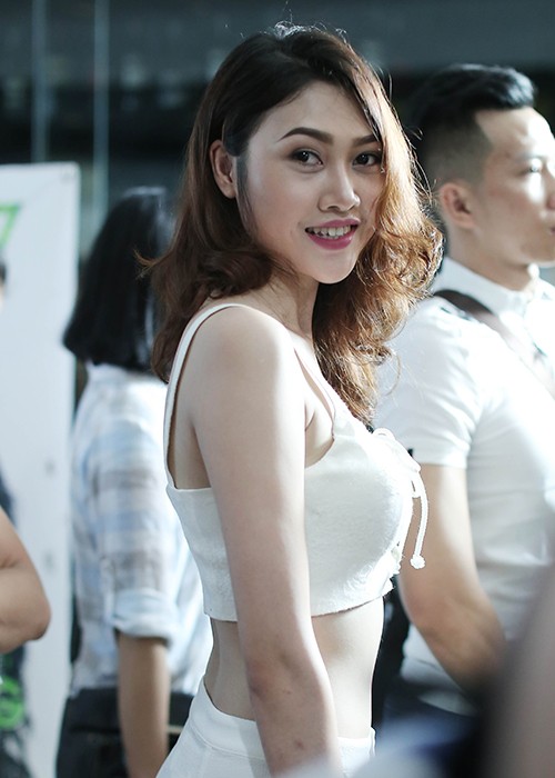 Thi sinh doi mua di so tuyen Vietnams Next Top Model 2016-Hinh-10