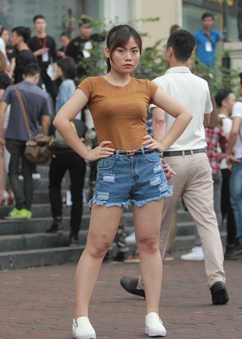 Thi sinh doi mua di so tuyen Vietnams Next Top Model 2016-Hinh-3