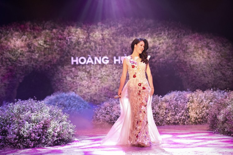 Thu Phuong cung Hoa hau Phap 2014 den tham benh nhan nhi-Hinh-5