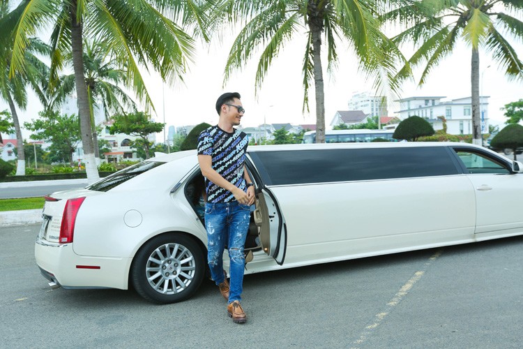 Giam khao Next Top Model gay chu y voi sieu xe limousine