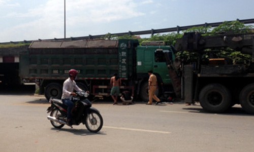 Ha Noi: Xe tai lao sang duong cuon xe may vao gam-Hinh-2