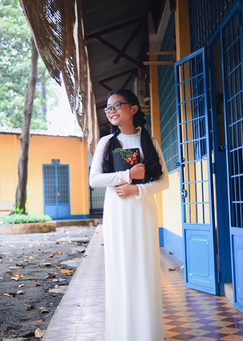 Phuong My Chi ra dang thieu nu trong ta ao dai trang-Hinh-2