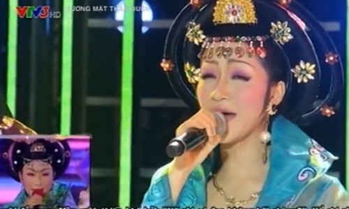 Phan Ngoc Luan gia gai mua lua hut hon giam khao-Hinh-2