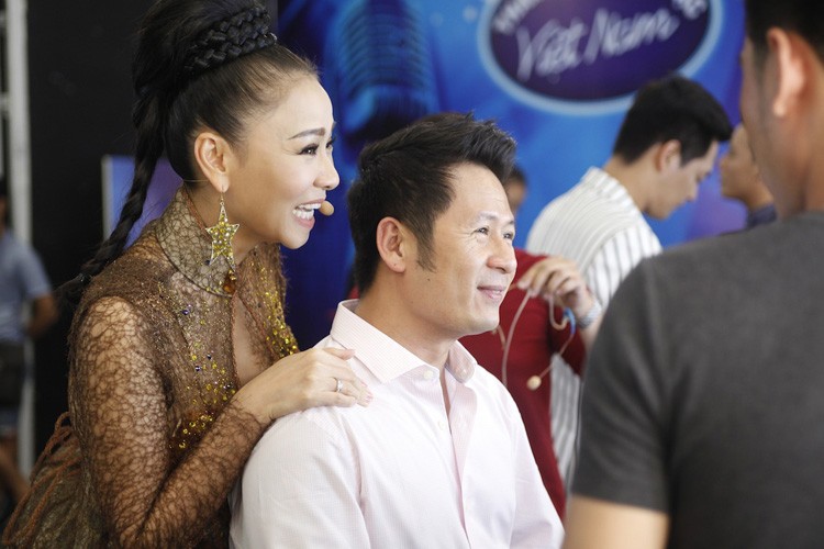 Thu Minh than thiet voi Bang Kieu o hau truong Vietnam Idol