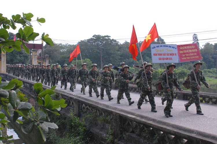 Bat ngo truoc canh huan luyen si quan chinh tri Viet Nam-Hinh-2