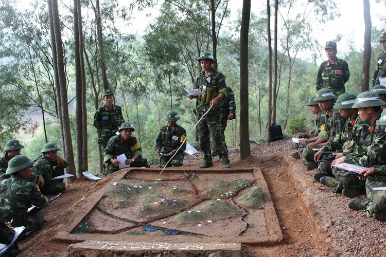 Bat ngo truoc canh huan luyen si quan chinh tri Viet Nam-Hinh-7