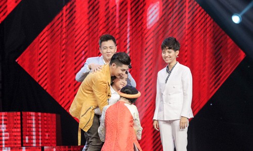 Cau be dan ca khien giam khao The Voice Kids phat cuong