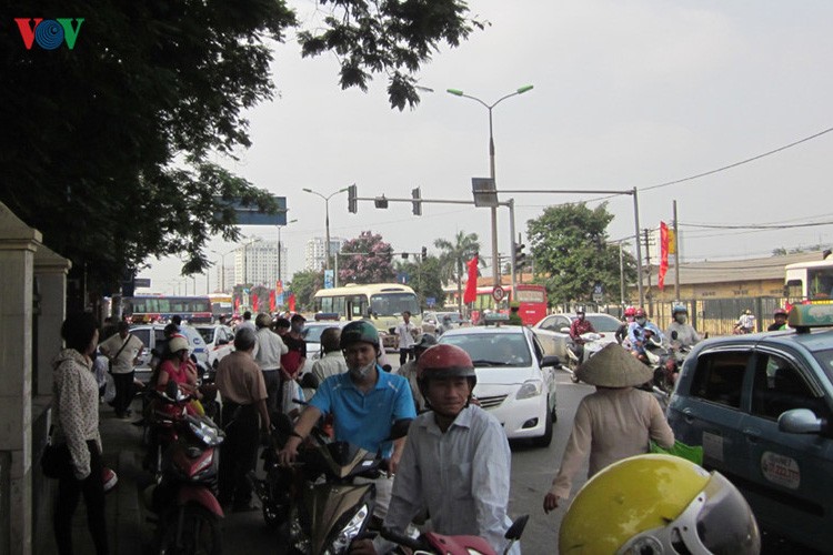 Nguoi dan “tay xach nach mang” do ve Ha Noi sau ky nghi-Hinh-5