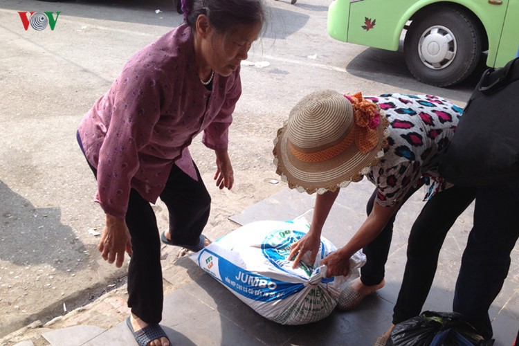 Nguoi dan “tay xach nach mang” do ve Ha Noi sau ky nghi-Hinh-8