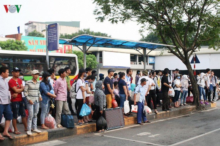 Nguoi dan “tay xach nach mang” do ve Ha Noi sau ky nghi