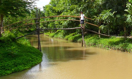 Chay lon o lang du lich Tien Giang, nhieu du khach hot hoang