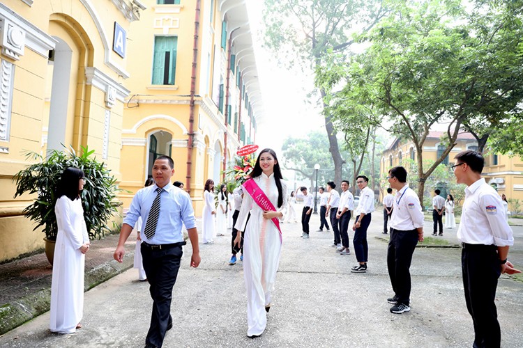 A hau Thanh Tu bi vay kin khi ve tham truong cu