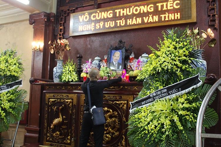 Vo con khoc nghen trong le tang nghe si Han Van Tinh