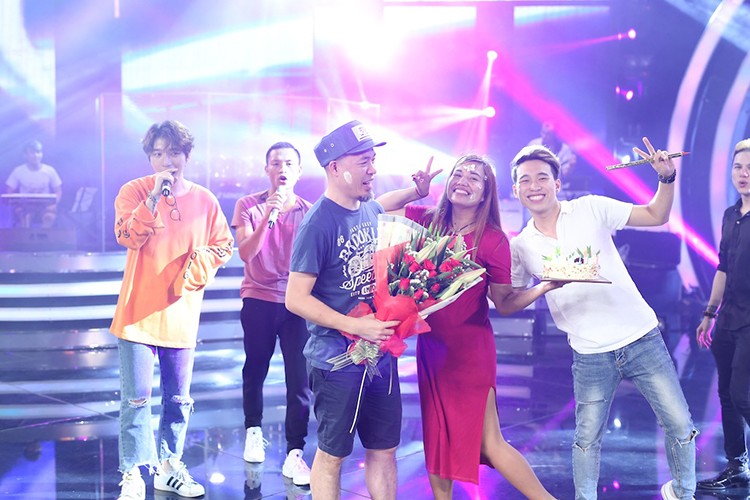 NS Huy Tuan don sinh nhat cung top 3 Vietnam Idol 2016-Hinh-2