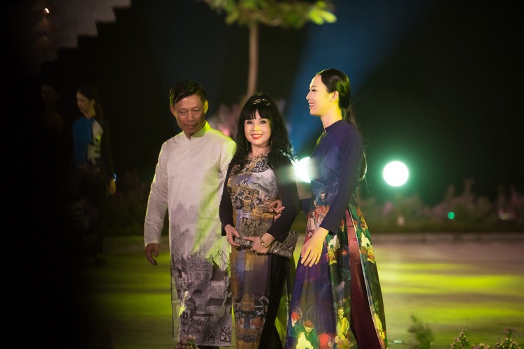 Loat nghe si gao coi dien ao dai trinh dien thoi trang-Hinh-4