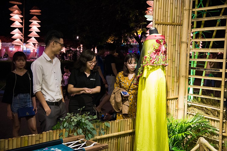 Ao dai cua NTK Lan Huong hut khach tai Festival Ao dai HN-Hinh-4