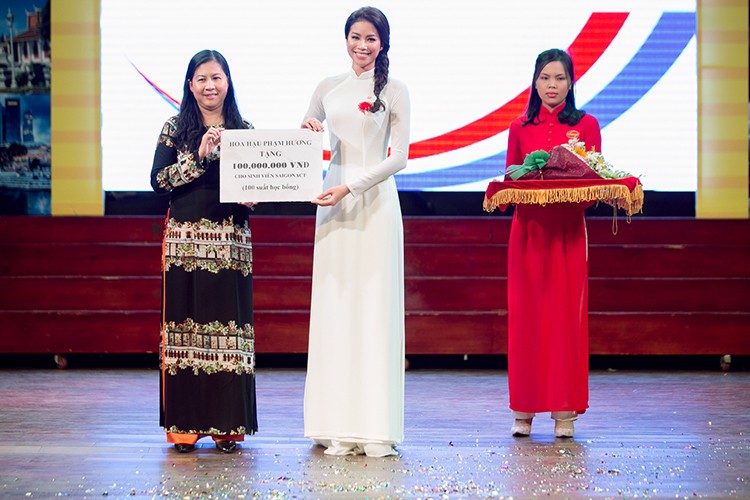 HH Pham Huong dep hut hon voi ao dai trang tinh khoi-Hinh-5