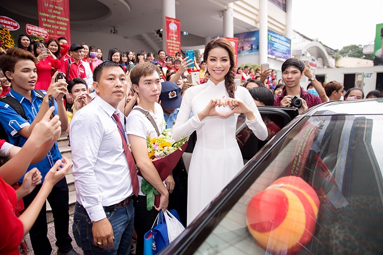 HH Pham Huong dep hut hon voi ao dai trang tinh khoi