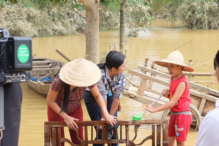 Ngoc Han bi bom loi nuoc den voi ba con Ha Tinh-Hinh-12