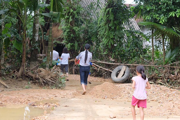 Ngoc Han bi bom loi nuoc den voi ba con Ha Tinh-Hinh-6