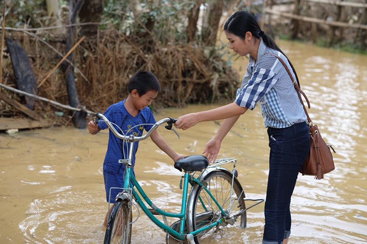 Ngoc Han bi bom loi nuoc den voi ba con Ha Tinh-Hinh-7