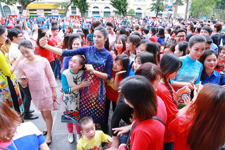 HH Do My Linh dien ao dai nhay flashmob o Ho Guom-Hinh-10