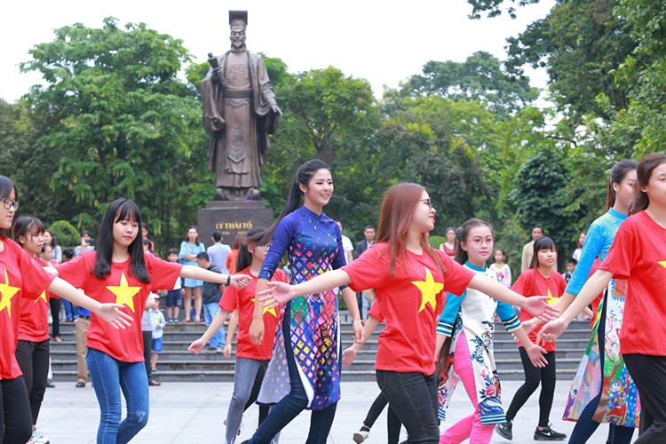 HH Do My Linh dien ao dai nhay flashmob o Ho Guom-Hinh-5