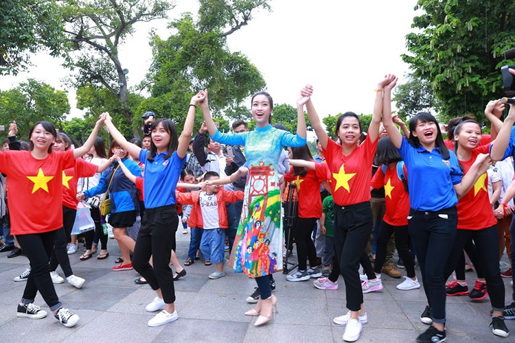 HH Do My Linh dien ao dai nhay flashmob o Ho Guom-Hinh-6