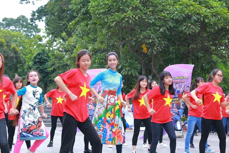 HH Do My Linh dien ao dai nhay flashmob o Ho Guom-Hinh-7