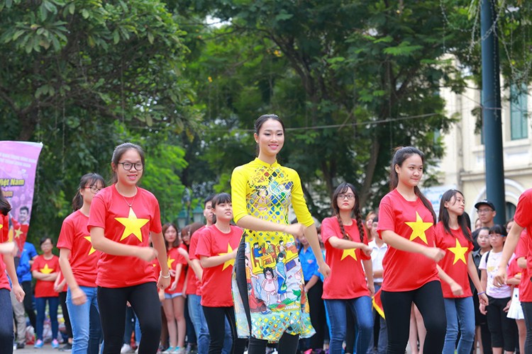 HH Do My Linh dien ao dai nhay flashmob o Ho Guom-Hinh-8