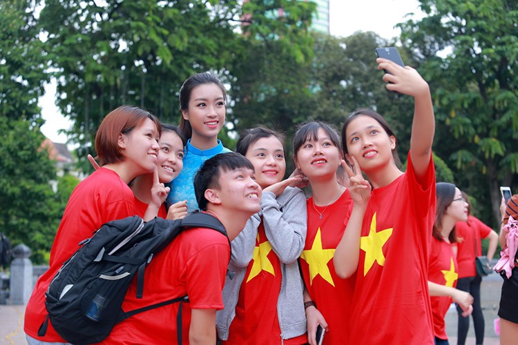 HH Do My Linh dien ao dai nhay flashmob o Ho Guom-Hinh-9