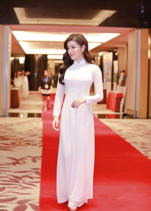 A hau Huyen My dien ao dai don tiep Hoang tu Anh-Hinh-3