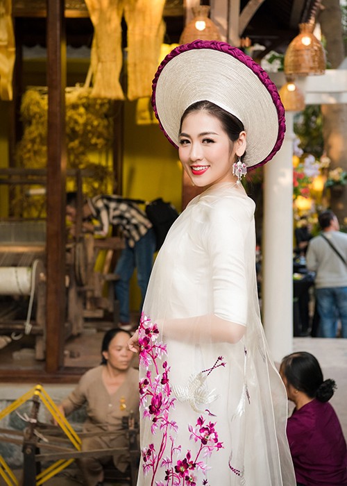 A hau Tu Anh dep rang ro trong trang phuc ao dai-Hinh-6