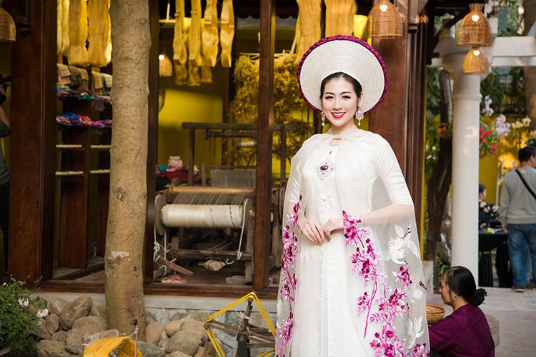 A hau Tu Anh dep rang ro trong trang phuc ao dai-Hinh-8