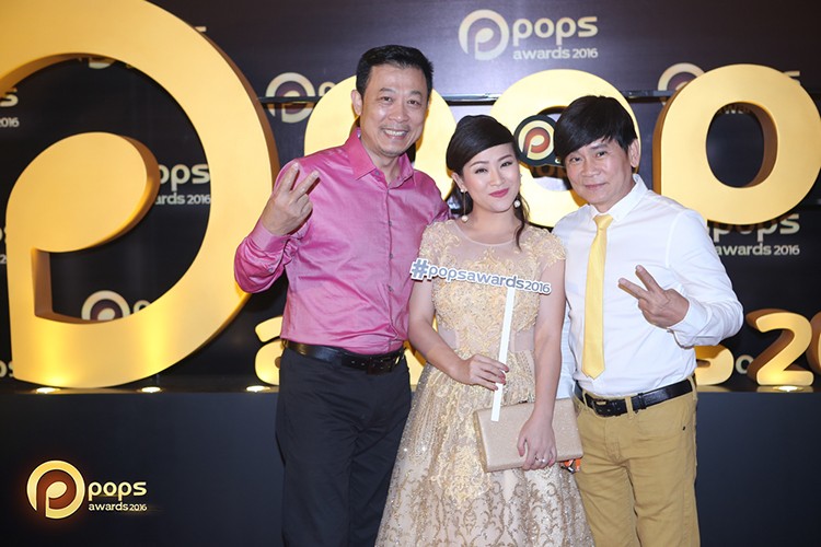 Hoai Linh xuc dong nhan giai thuong POPS Awards 2016-Hinh-6