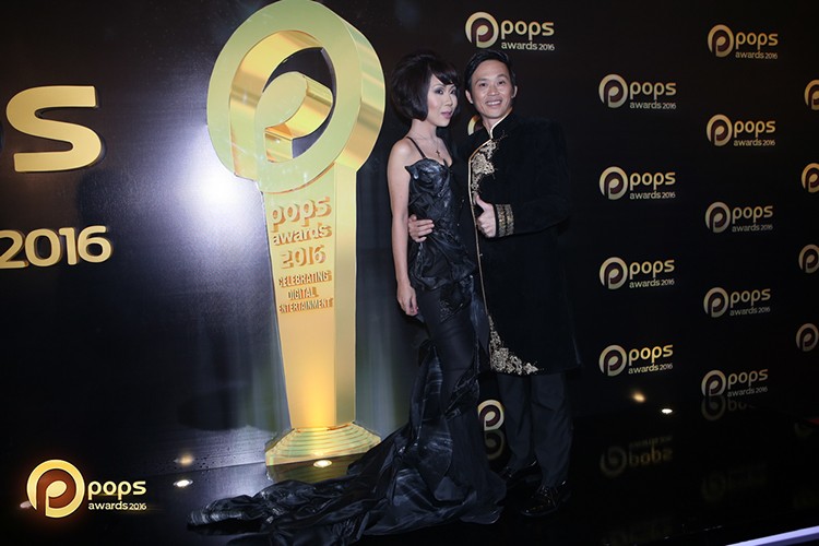 Hoai Linh xuc dong nhan giai thuong POPS Awards 2016