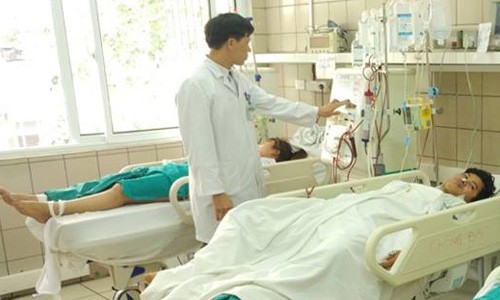 Ha Noi: Them 7 sinh vien ngo doc ruou nang