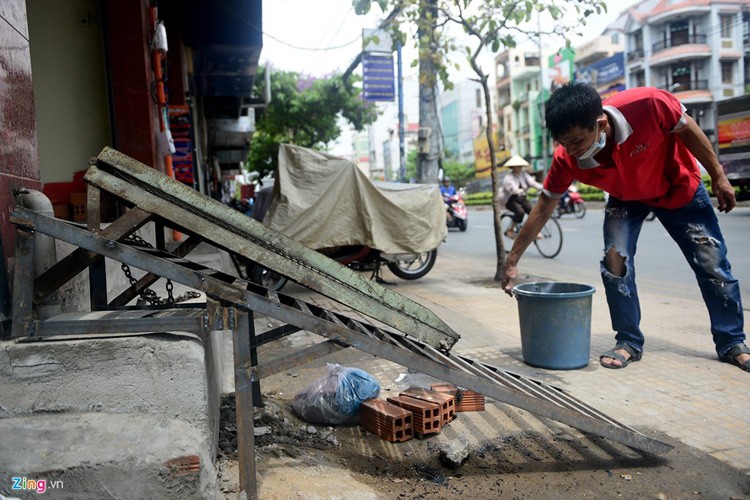 Anh: Cau dat xe banh truong tren via he Sai Gon-Hinh-5