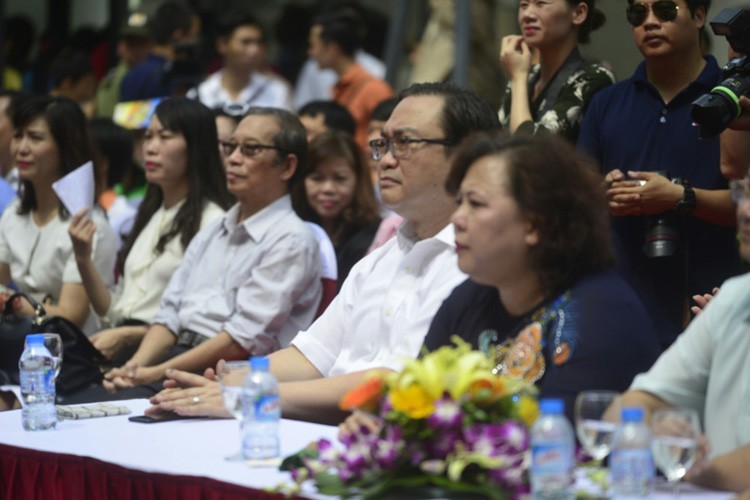 Pho sach Ha Noi thu hut nguoi dan ngay ngay dau khai truong-Hinh-2