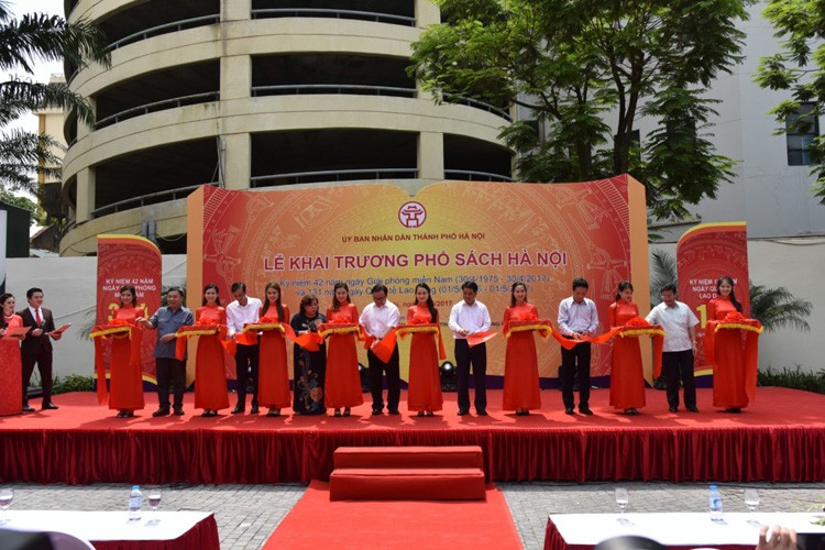 Pho sach Ha Noi thu hut nguoi dan ngay ngay dau khai truong-Hinh-4