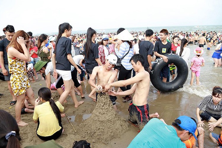 Bien Sam Son dong dac, khach Ha Noi quay xe bo ve-Hinh-11