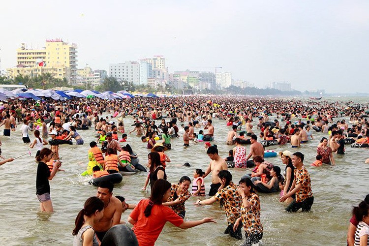 Bien Sam Son dong dac, khach Ha Noi quay xe bo ve-Hinh-4