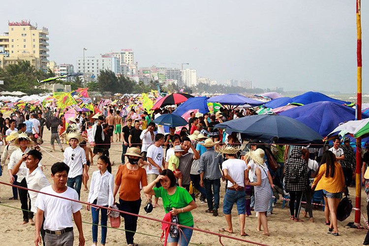 Bien Sam Son dong dac, khach Ha Noi quay xe bo ve-Hinh-5